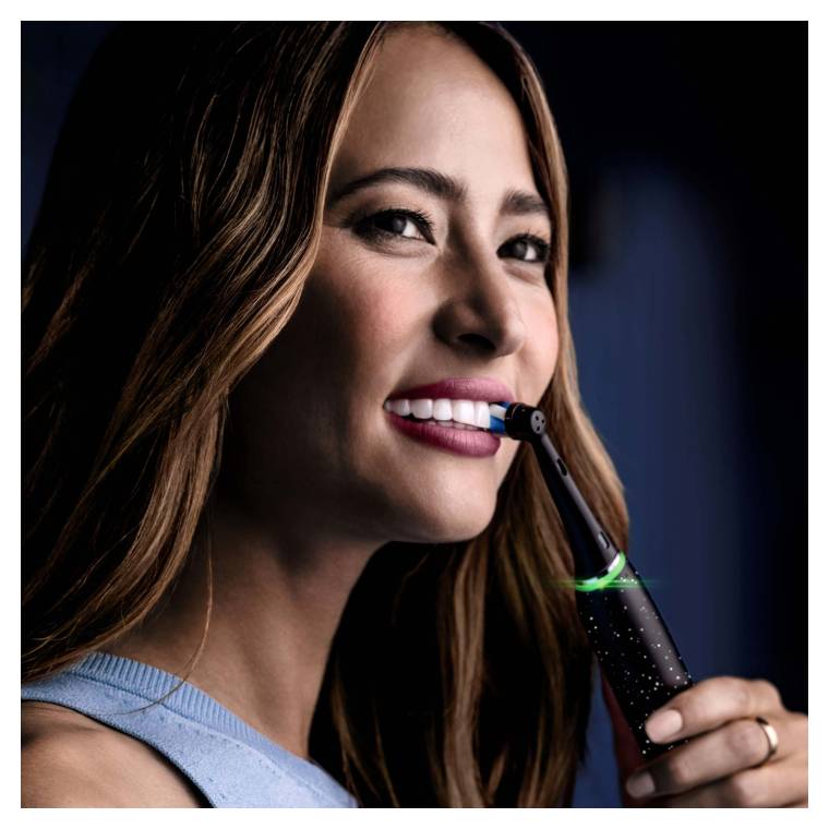 Oral-B iO10 Kozmik Siyah Şarjlı/Elektrikli Diş Fırçası, 1 Fırça Başlığı, Hızlı Manyetik Şarj Cihazı, Uzun Ömürlü Pil, Şarj Eden Seyahat Kabı